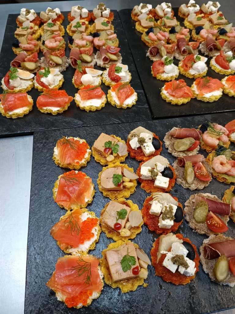 Plateau de canapés pour un vin d'honneur de mariage