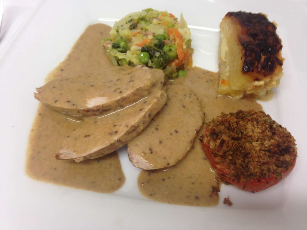Filet mignon à la moutarde servi à table