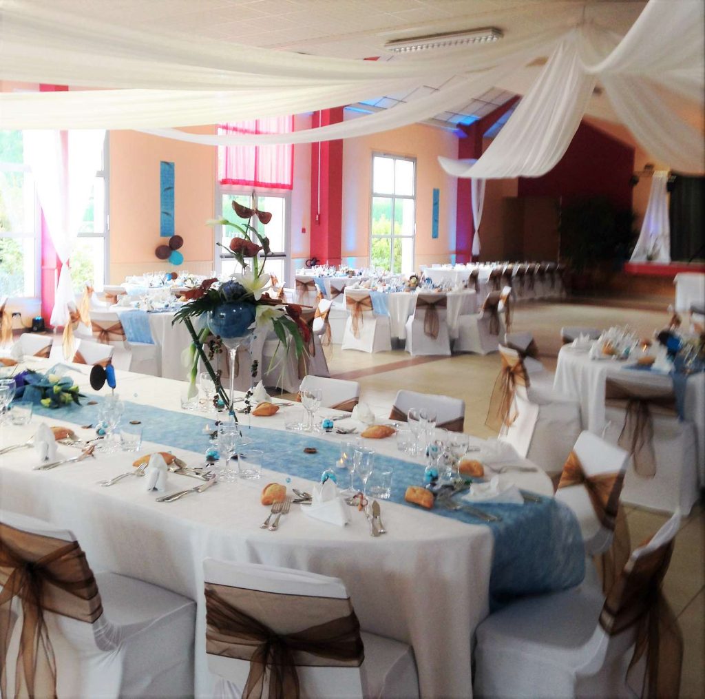 Mise en place d'une salle des fêtes pour un mariage