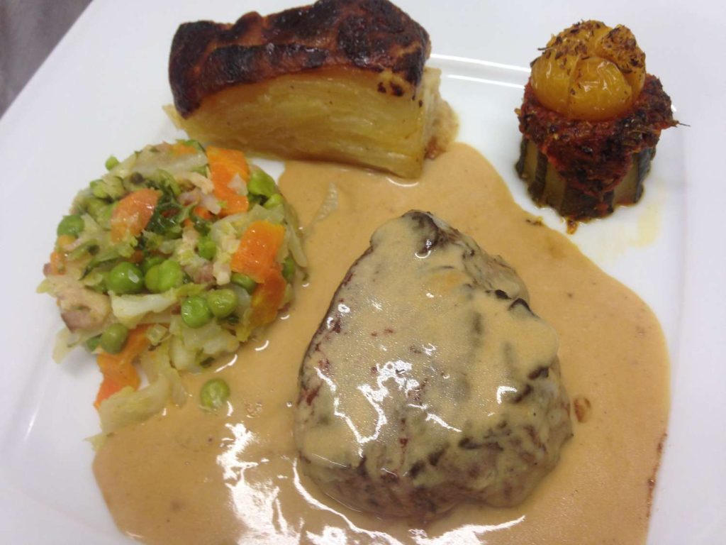 Pavé de bœuf et légumes, dressage à l'assiette