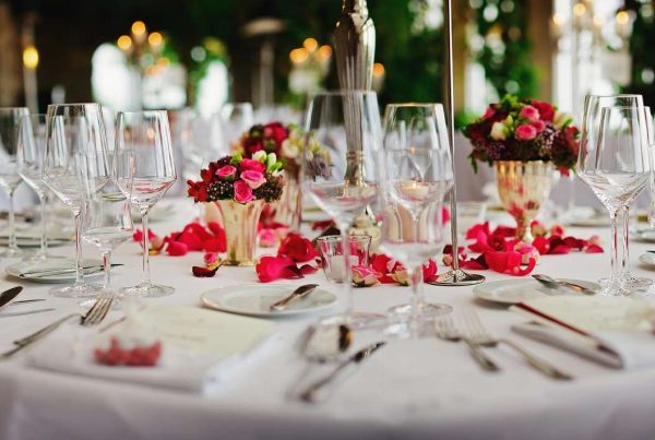 Mise en place table réception Les Délices de Loire