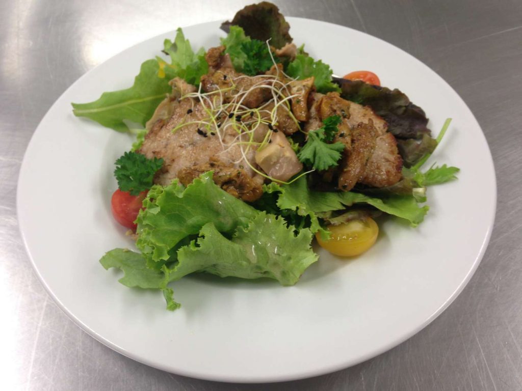 Salade gourmande d'un buffet traiteur