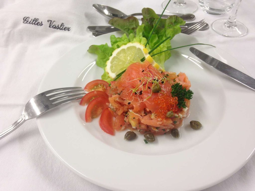 Tartare de saumon dressé lors d'un repas-test