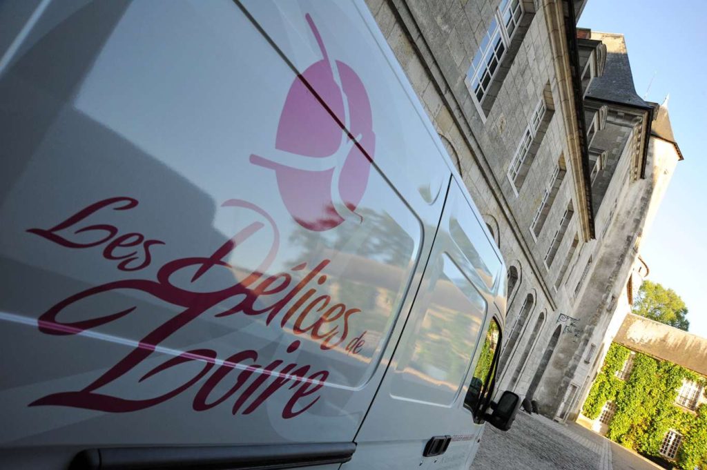 Véhicule de livraison Les Délices de Loire devant un château